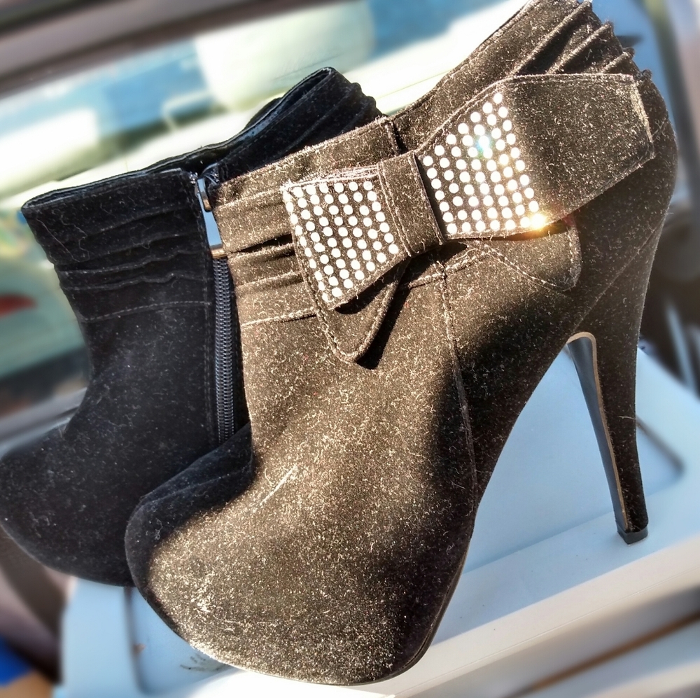Delicacy Bootie - Picture 2 of 4